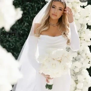 Monqiue Lhuillier  cathedral length Bardot veil Signature Chapel Length Veil – Monique Lhuillier main image 2